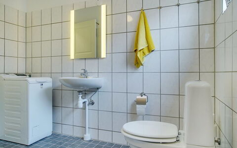 Feikje - 5.5Km from the Sea: Toilet Seat, Plumbing Fixture, Bathroom, Flooring, Toilet, Floor, Sink, Bathroom Sink, Interior Design, Plumbing