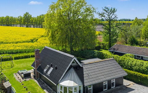 Elbert - 100M from the Sea: Wood, Garden, Backyard, Land Lot, Home, Roof, Shade, Deck, Hardwood, Yard