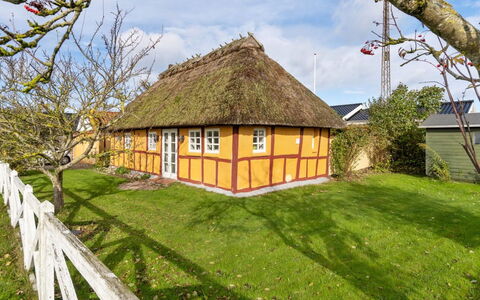 Ethly - 50M from the Sea: Roof, House, Land Lot, Home, Cottage, Estate, Garden Buildings, Shade, Log Cabin, Landscaping