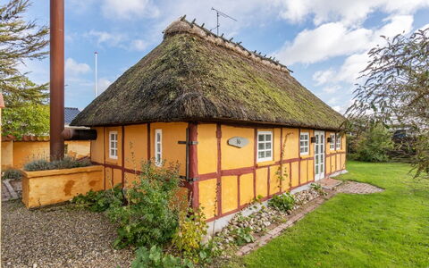 Ethly - 50M from the Sea: Roof, House, Land Lot, Home, Cottage, Estate, Garden Buildings, Shade, Log Cabin, Landscaping