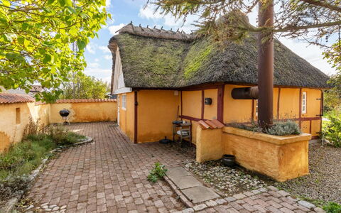 Ethly - 50M from the Sea: Roof, House, Land Lot, Home, Cottage, Estate, Garden Buildings, Shade, Log Cabin, Landscaping