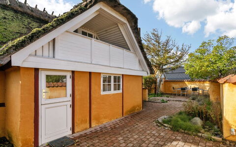 Ethly - 50M from the Sea: Roof, House, Land Lot, Home, Cottage, Estate, Garden Buildings, Shade, Log Cabin, Landscaping