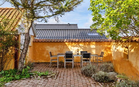 Ethly - 50M from the Sea: Roof, House, Land Lot, Home, Cottage, Estate, Garden Buildings, Shade, Log Cabin, Landscaping