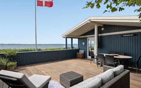 Pellervo - 20M from the Sea: Roof, House, Land Lot, Home, Cottage, Estate, Garden Buildings, Shade, Log Cabin, Landscaping