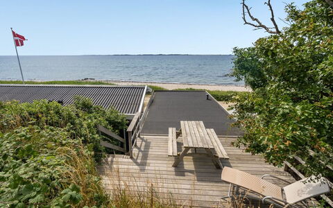 Pellervo - 20M from the Sea: Roof, House, Land Lot, Home, Cottage, Estate, Garden Buildings, Shade, Log Cabin, Landscaping