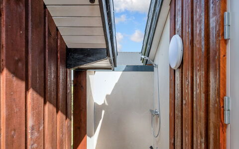 Rathi - 250M from the Sea: Wood, Composite Material, Wood Stain, Hardwood, Plank, Metal, Plywood, Siding, Daylighting