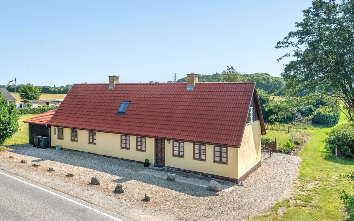 aki - 1.5km From The Sea