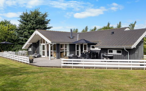 Ønevus - 550M from the Sea: Cottage, Home, House, Roof, Porch, Estate, Siding, Garden Buildings, Farmhouse, Yard