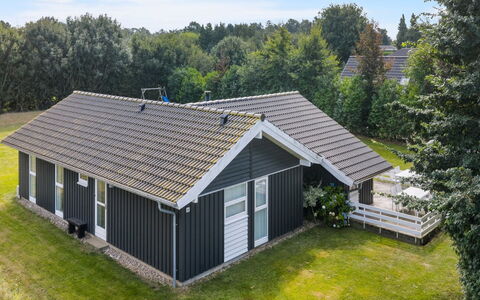 Ønevus - 550M from the Sea: Cottage, Home, House, Roof, Porch, Estate, Siding, Garden Buildings, Farmhouse, Yard