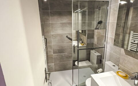 Le Lavandou 130: Flooring, Plumbing Fixture, Floor, Bathroom, Interior Design, Sink, Plumbing, Toilet, Tap, Bathroom Sink