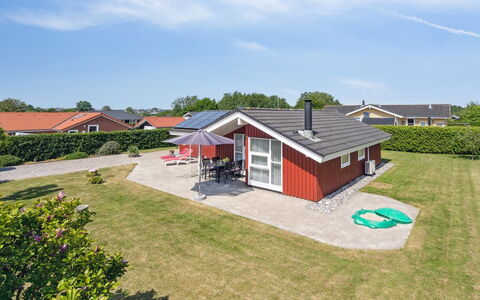 Inge - 300M from the Sea: Blue, Shrub, Cottage, Groundcover, Garden, Estate, Shade, Landscaping, Farmhouse, Eco Hotel