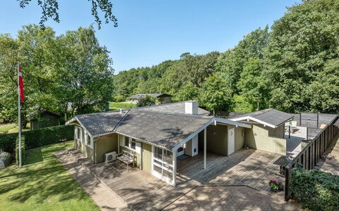 Eriksine - 150M from the Sea: Residential Area, Home, Shrub, House, Estate, Cottage, Garden, Suburb, Lawn, Farmhouse