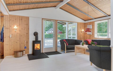 Eriksine - 150M from the Sea: Flooring, Wood, Furniture, Interior Design, Floor, Ceiling, Wood Flooring, Home, Hardwood, Living Room
