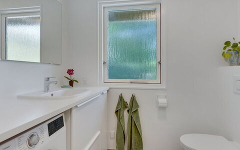 Eriksine - 150M from the Sea: Interior Design, Wall, Flooring, Plumbing Fixture, Floor, Bathroom, Home, Bathroom Cabinet, Tap, Ceiling