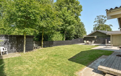 Eriksine - 150M from the Sea: Shrub, Garden, Shade, Lawn, Home, Groundcover, Backyard, Landscaping, Yard, Walkway