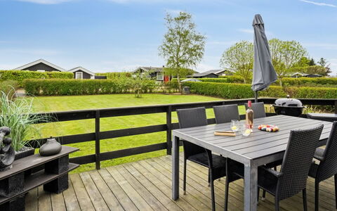 Elvina - 200M from the Sea: Blue, Shrub, Cottage, Groundcover, Garden, Estate, Shade, Landscaping, Farmhouse, Eco Hotel