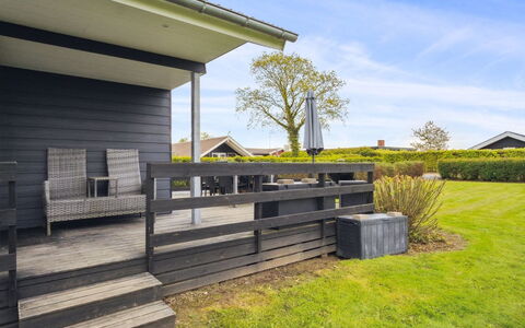 Elvina - 200M from the Sea: Blue, Shrub, Cottage, Groundcover, Garden, Estate, Shade, Landscaping, Farmhouse, Eco Hotel