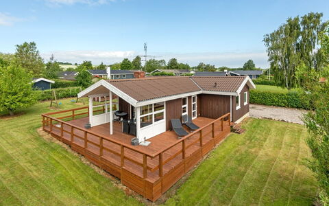 Ellyn - 500M from the Sea: Blue, Shrub, Cottage, Groundcover, Garden, Estate, Shade, Landscaping, Farmhouse, Eco Hotel