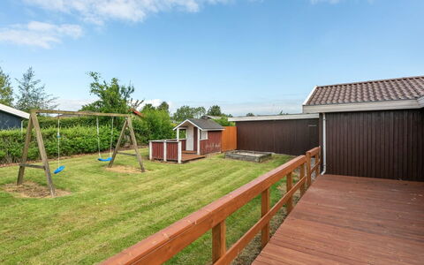 Ellyn - 500M from the Sea: Blue, Shrub, Cottage, Groundcover, Garden, Estate, Shade, Landscaping, Farmhouse, Eco Hotel