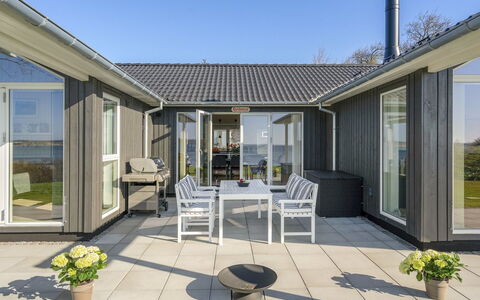Lander - 20M from the Sea: Roof, House, Home, Cottage, Siding, Estate, Driveway, Garden Buildings, Yard, Shed