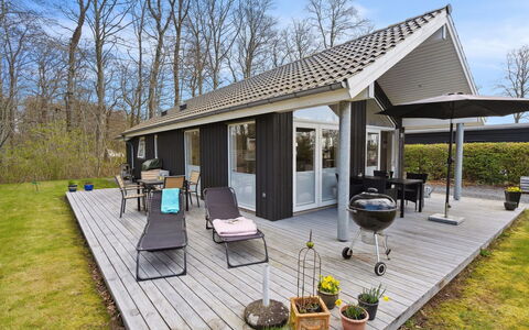 Gunholm - 150M from the Sea: Blue, Shrub, Cottage, Groundcover, Garden, Estate, Shade, Landscaping, Farmhouse, Eco Hotel