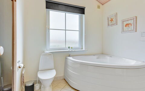 Karina - 150M to the Fjord: Flooring, Ceiling, Plumbing Fixture, Floor, Interior Design, Plumbing, Bathtub, Bathroom, Tap, Daylighting