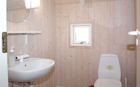 Ascan - 50M from the Sea: Wall, Flooring, Wood, Floor, Plumbing Fixture, Bathroom, Interior Design, Toilet, Room, Plumbing