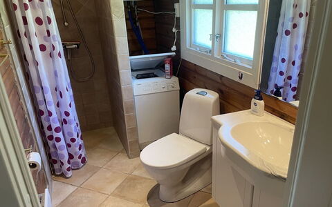 Ernestine - 500M to the Fjord: Toilet Seat, Plumbing Fixture, Toilet, Bathroom, Floor, Flooring, Plumbing, Interior Design, Room, Sink