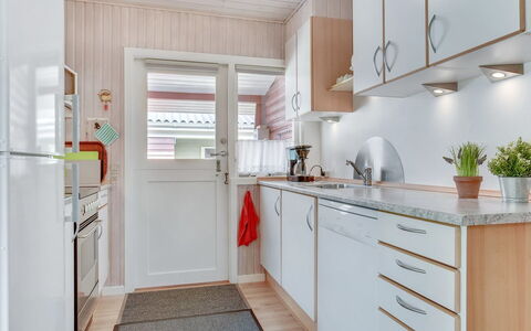 Tess - 50M from the Sea: Major Appliance, Wood, Flooring, Kitchen Appliance, Kitchen, Interior Design, Countertop, Floor, Sink, Home