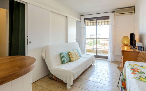 Accommodation:&nbsp;Saint James 200.13