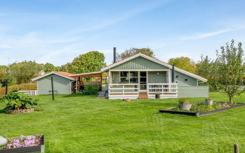 Fritzie - 600M to the Fjord: Grass, House, Shrub, Cottage, Home, Roof, Land Lot, Garden, Rural Area