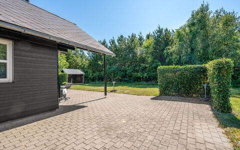 Yvonna - 350M to the Fjord: Garden, Groundcover, Cottage, Shade, Driveway, Lawn, Landscaping, Siding, Backyard, Flagstone