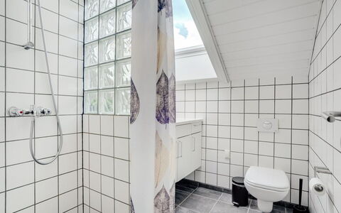 Matthis - 500M to the Fjord: Plumbing Fixture, Bathroom, Flooring, Floor, Interior Design, Plumbing, Tile, Composite Material, Apartment, Glass