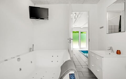 Aarni - 250M to the Fjord: Flooring, Floor, Interior Design, Plumbing Fixture, Ceiling, Bathtub, Plumbing, Room, Bathroom, Tap