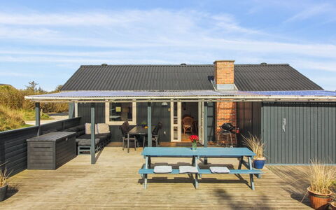 Madsen - 500M from the Sea: Cottage, Shed, Hut, Farmhouse, Prairie, Shack, Barn, Log Cabin, Garden Buildings