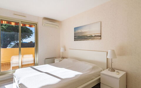 Cadet Rousse: Furniture, Property, Comfort, Wood, Building, Textile, Bed Frame, Flooring, Architecture, Floor