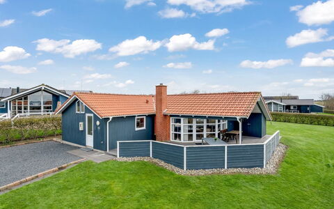 Loviisa - 300M to the Fjord: Roof, House, Home, Cottage, Siding, Estate, Shade, Porch, Yard, Farmhouse