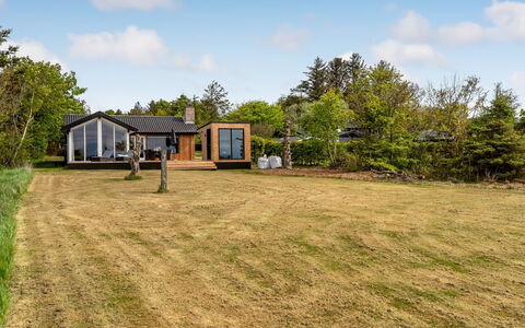 Bendet - 50M to the Fjord: Grass, Home, House, Landscape, Shrub, Land Lot, Cottage, Rural Area, Roof