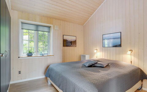 Regnwald - 400M to the Fjord: Wood, Ceiling, Interior Design, Flooring, Floor, Home, Room, Bedroom, Wood Flooring, Bed