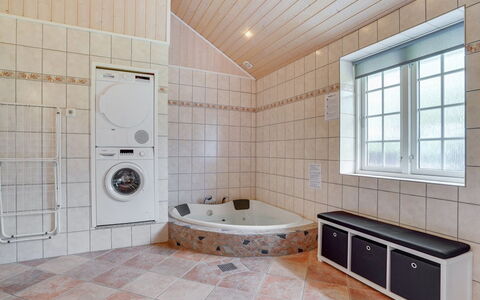 Regnwald - 400M to the Fjord: Flooring, Floor, Plumbing Fixture, Interior Design, Ceiling, Bathroom, Plumbing, Room, Tile, Bathtub