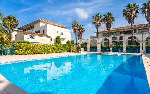 Le Lavandou 70: Water, Sky, Cloud, Plant, Building, Daytime, Swimming Pool, Azure, Tree, Outdoor Furniture