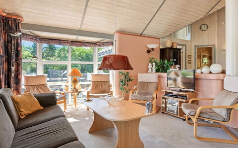 Stryd - 150M from the Sea: Flooring, Wall, Floor, Interior Design, Wood, Ceiling, Wood Flooring, Lighting, Furniture, Laminate Flooring