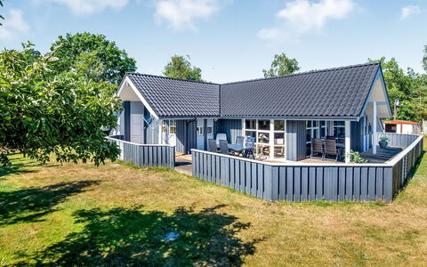 Stryd - 150M from the Sea: Flooring, Wall, Floor, Interior Design, Wood, Ceiling, Wood Flooring, Lighting, Furniture, Laminate Flooring