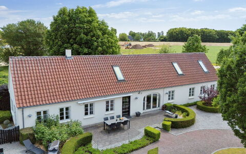 Malinda - 500M from the Sea: Swimming Pool, Resort Town