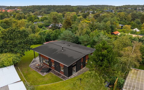 Ylvi - 250M from the Sea: Tree, Residential Area, House, Landscape, Home, Roof, Land Lot, Human Settlement, Rural Area