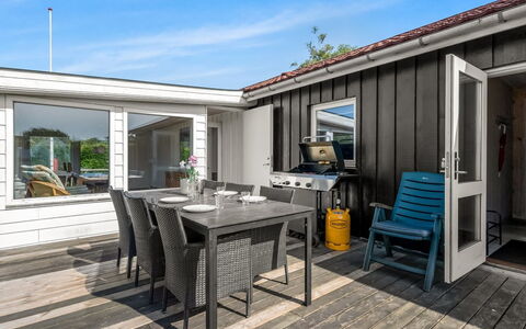 Mainart - 200M from the Sea: Wood, Home, Porch, Deck, Hardwood, Roof, Wood Stain, Wood Flooring, Eco Hotel