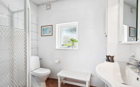 Annabeth - 300M to the Fjord: Flooring, Plumbing Fixture, Floor, Interior Design, Bathroom, Ceiling, Toilet, Plumbing, Sink, Room