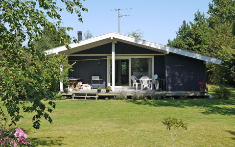 Menard - 400M from the Sea: Blue, Shrub, Cottage, Groundcover, Garden, Estate, Shade, Landscaping, Farmhouse, Eco Hotel
