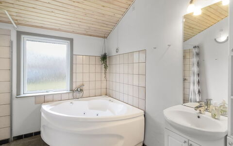 Aiden - 300M from the Sea: Wood, Garden, Backyard, Land Lot, Home, Roof, Shade, Deck, Hardwood, Yard