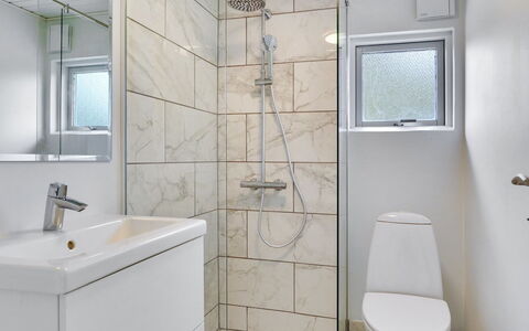 Nina - 700M to the Fjord: Bathroom, Flooring, Plumbing Fixture, Interior Design, Floor, Toilet, Toilet Seat, Ceiling, Plumbing, Tile